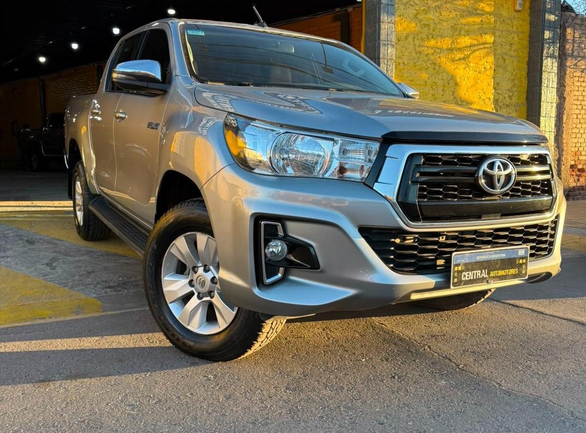 Foto de TOYOTA HILUX SRV MANUAL 2019, color plata, en San Juan