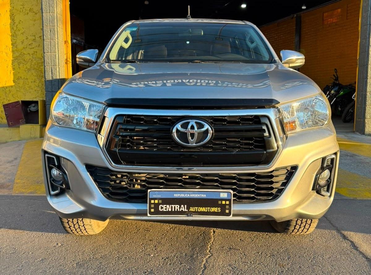 Foto de TOYOTA HILUX SRV MANUAL 2019, color plata, en San Juan