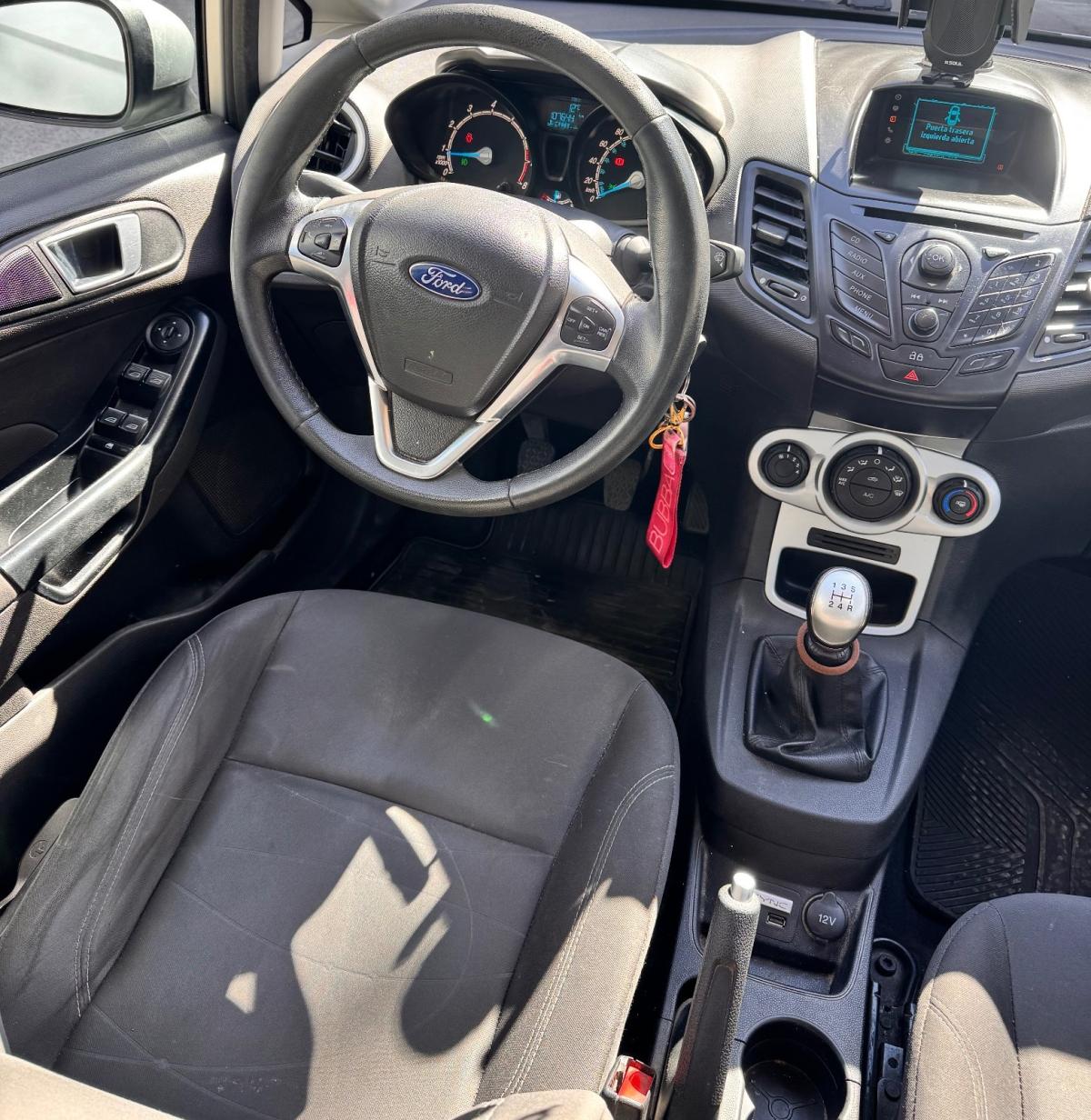 Foto de FORD FIESTA Se 2016, color gris, en San Juan