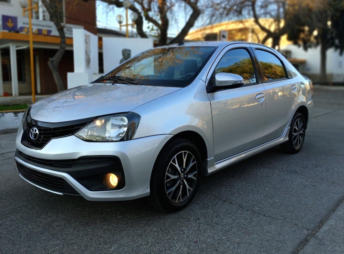 Foto de TOYOTA ETIOS xls 2021, color gris, en San Juan