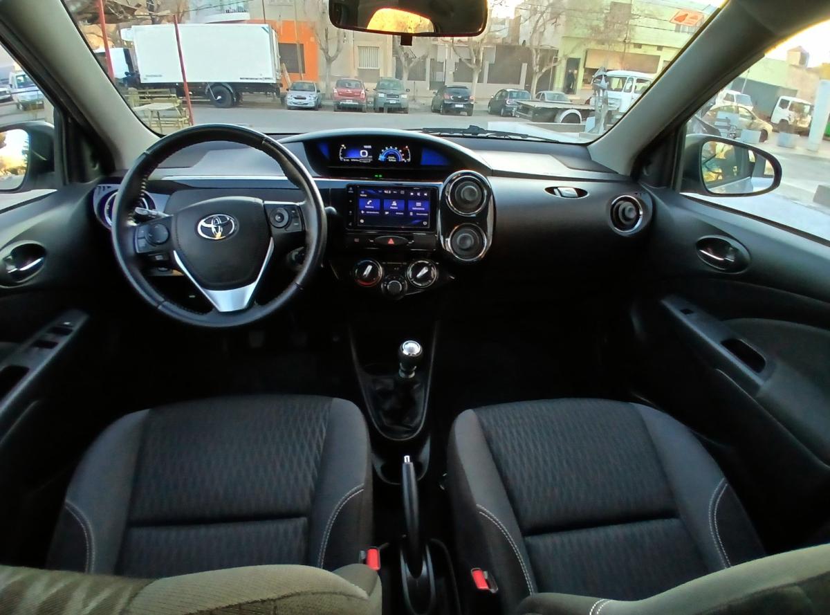 Foto de TOYOTA ETIOS xls 2021, color gris, en San Juan