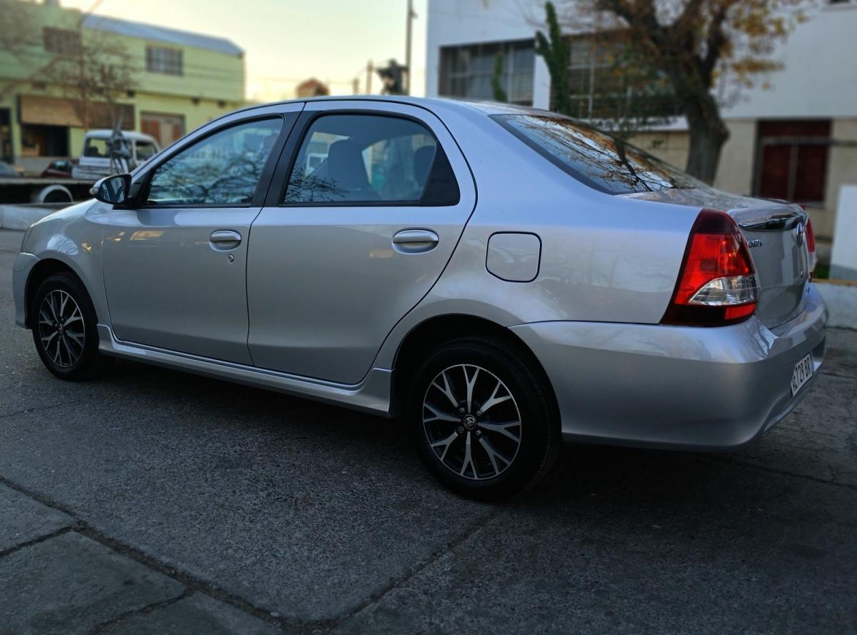 Foto de TOYOTA ETIOS xls 2021, color gris, en San Juan