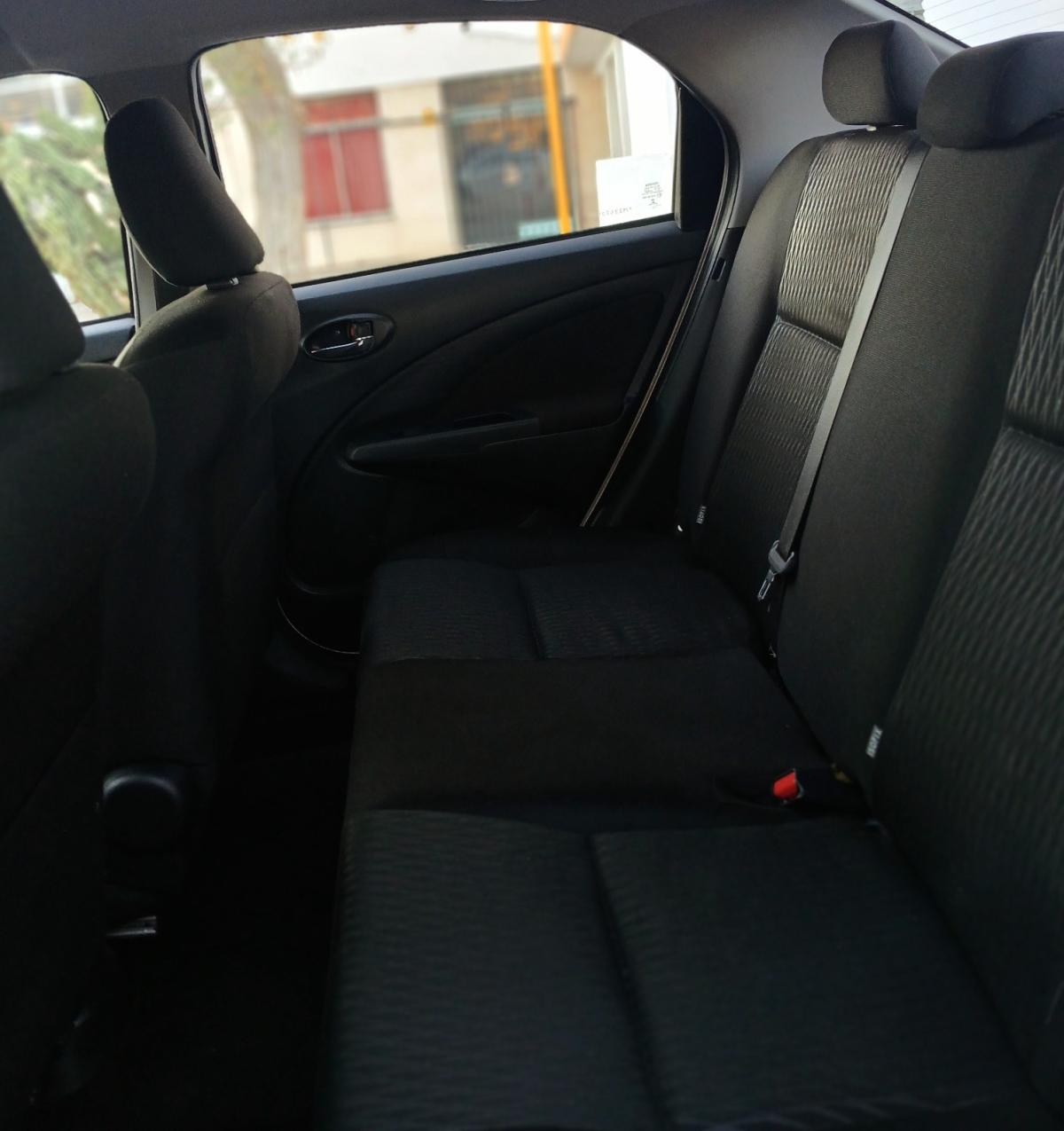 Foto de TOYOTA ETIOS xls 2021, color gris, en San Juan