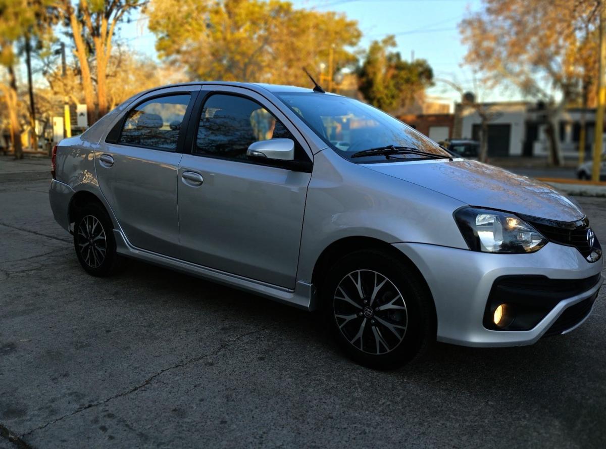 Foto de TOYOTA ETIOS xls 2021, color gris, en San Juan