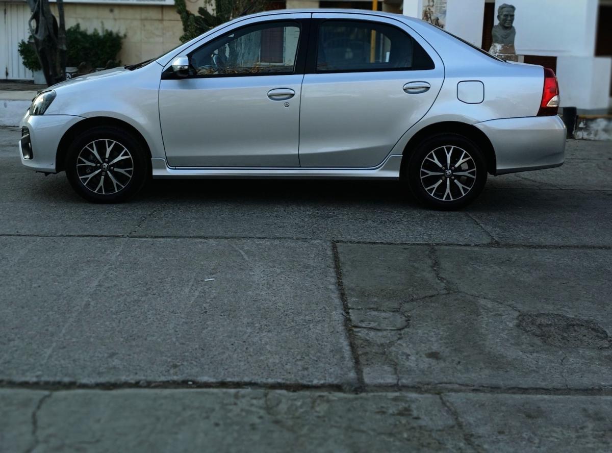 Foto de TOYOTA ETIOS xls 2021, color gris, en San Juan