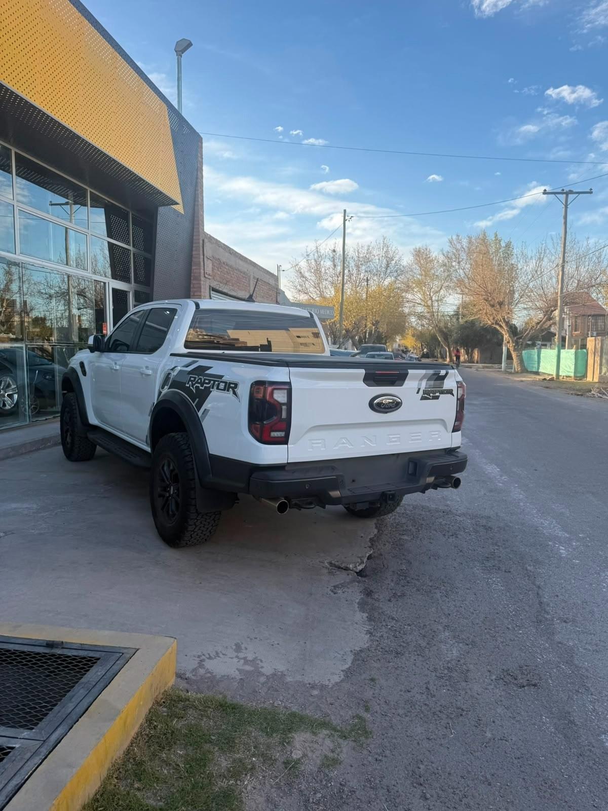 Foto de FORD RANGER RAPTOR 3.0L V6 BIT GTDI 4X4 10AT 2024, color blanco, en San Juan