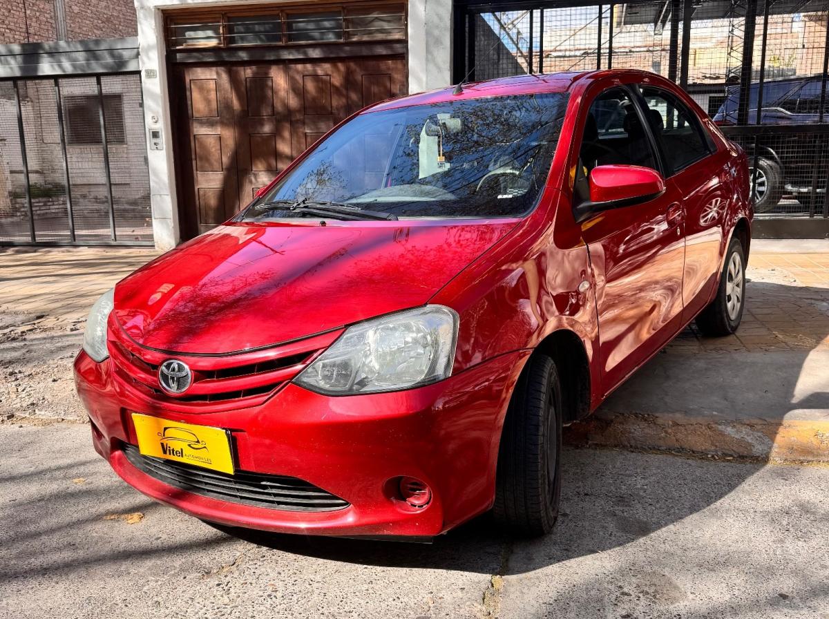 Foto de TOYOTA ETIOS Xs 2016, color rojo, en San Juan