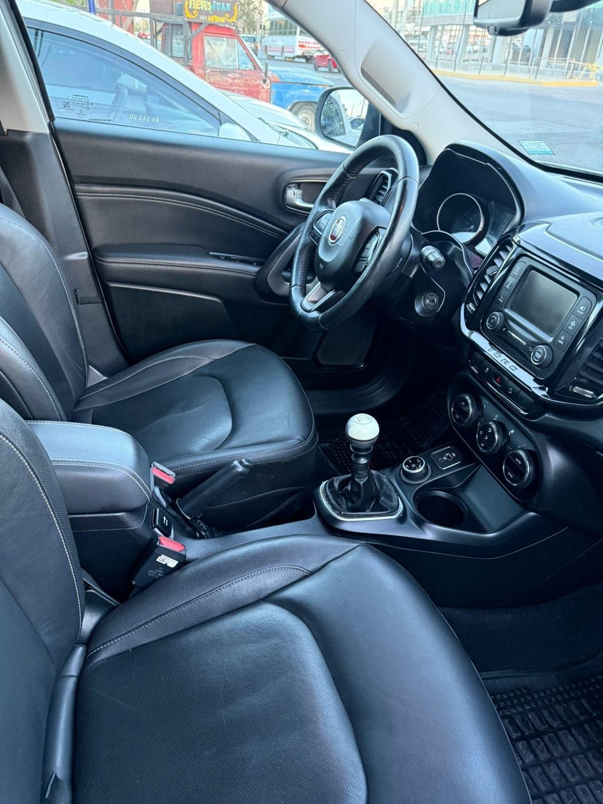 Foto de FIAT TORO FREEDOM 2.0 1.6V 4X4	2017 2017, color gris, en San Juan