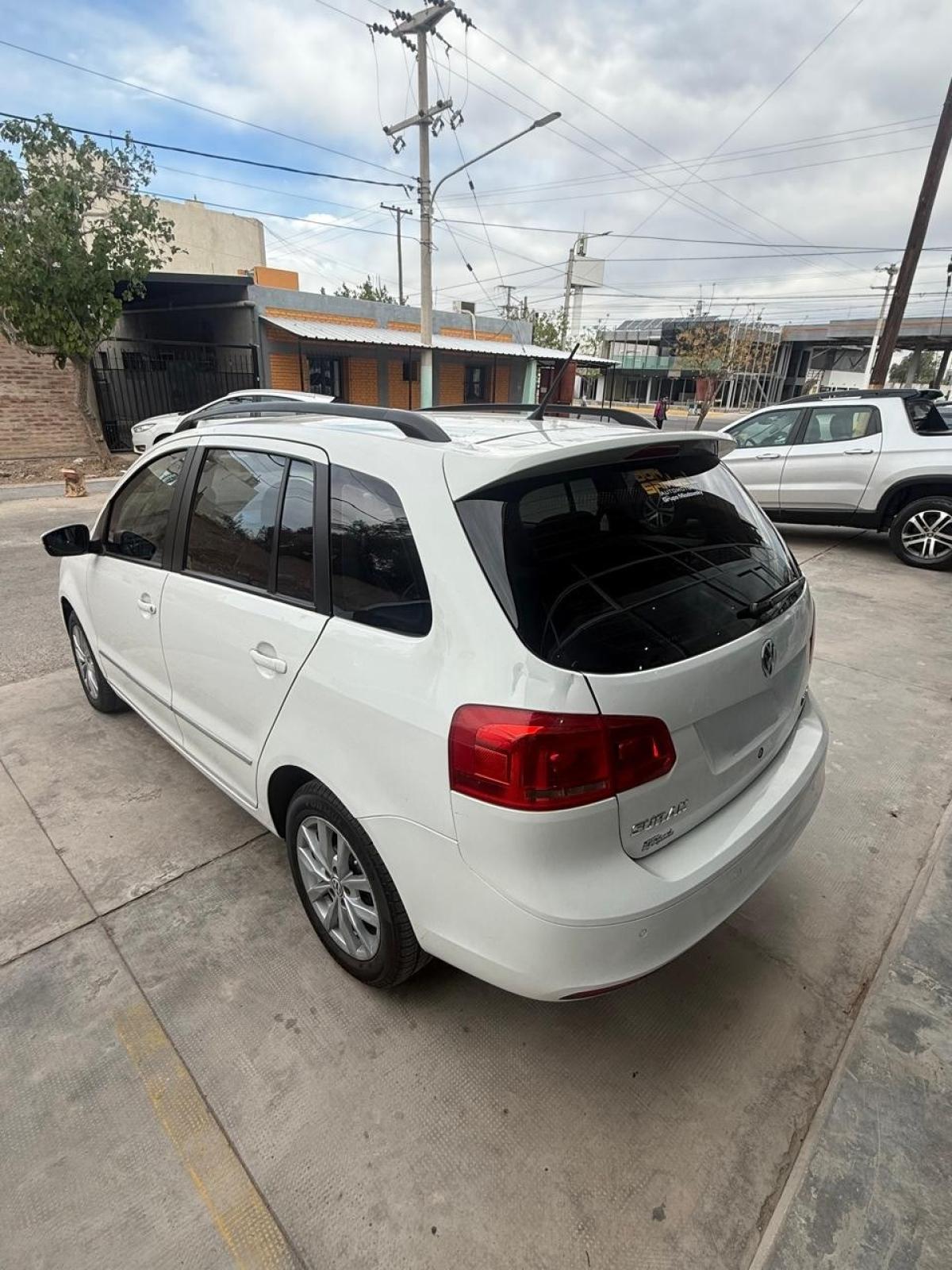Foto de VOLKSWAGEN SURAN 1.6L 5D I-MOTION 4 2014, color blanco, en San Juan