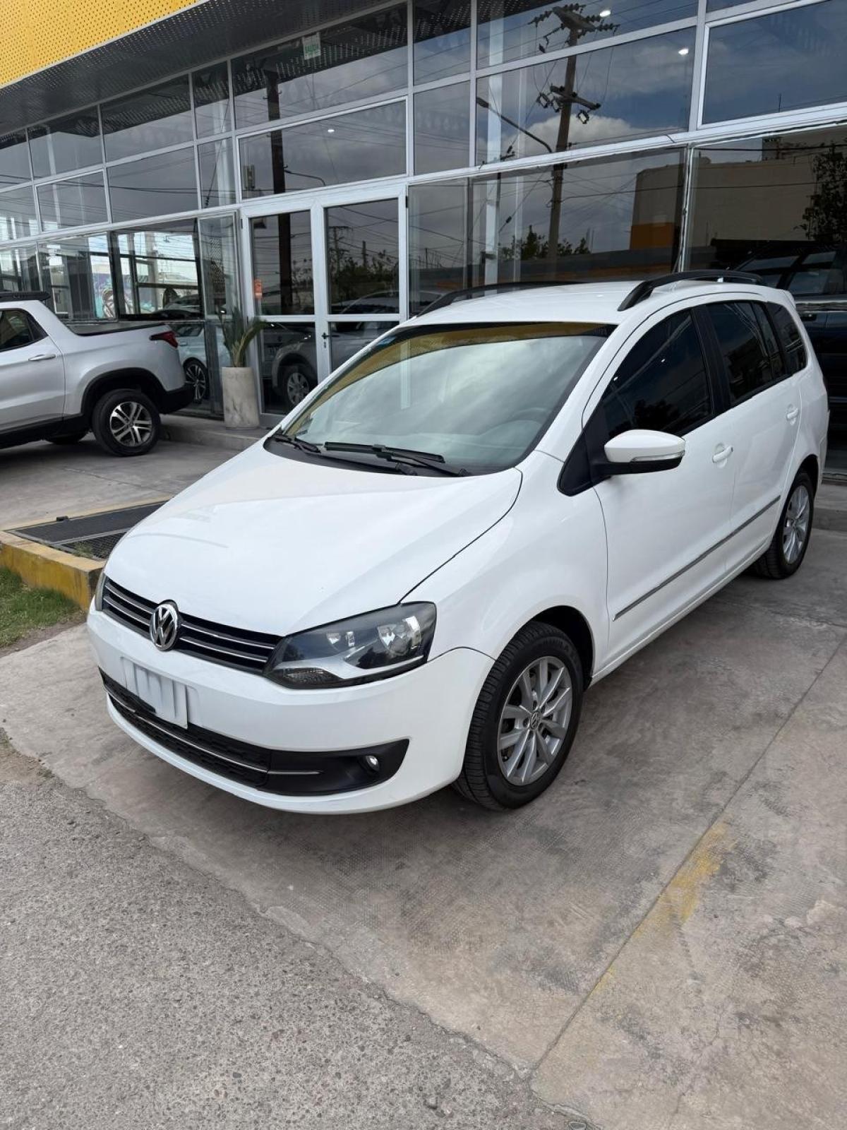 Foto de VOLKSWAGEN SURAN 1.6L 5D I-MOTION 4 2014, color blanco, en San Juan