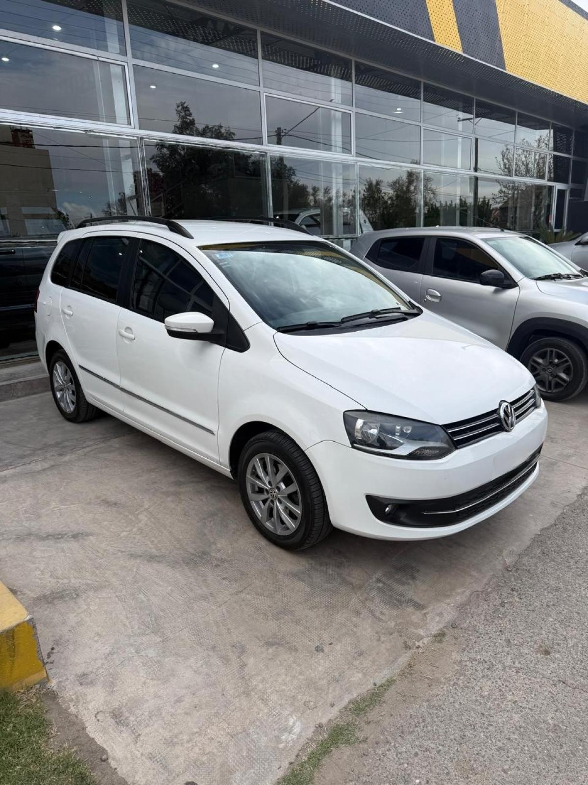 Foto de VOLKSWAGEN SURAN 1.6L 5D I-MOTION 4 2014, color blanco, en San Juan