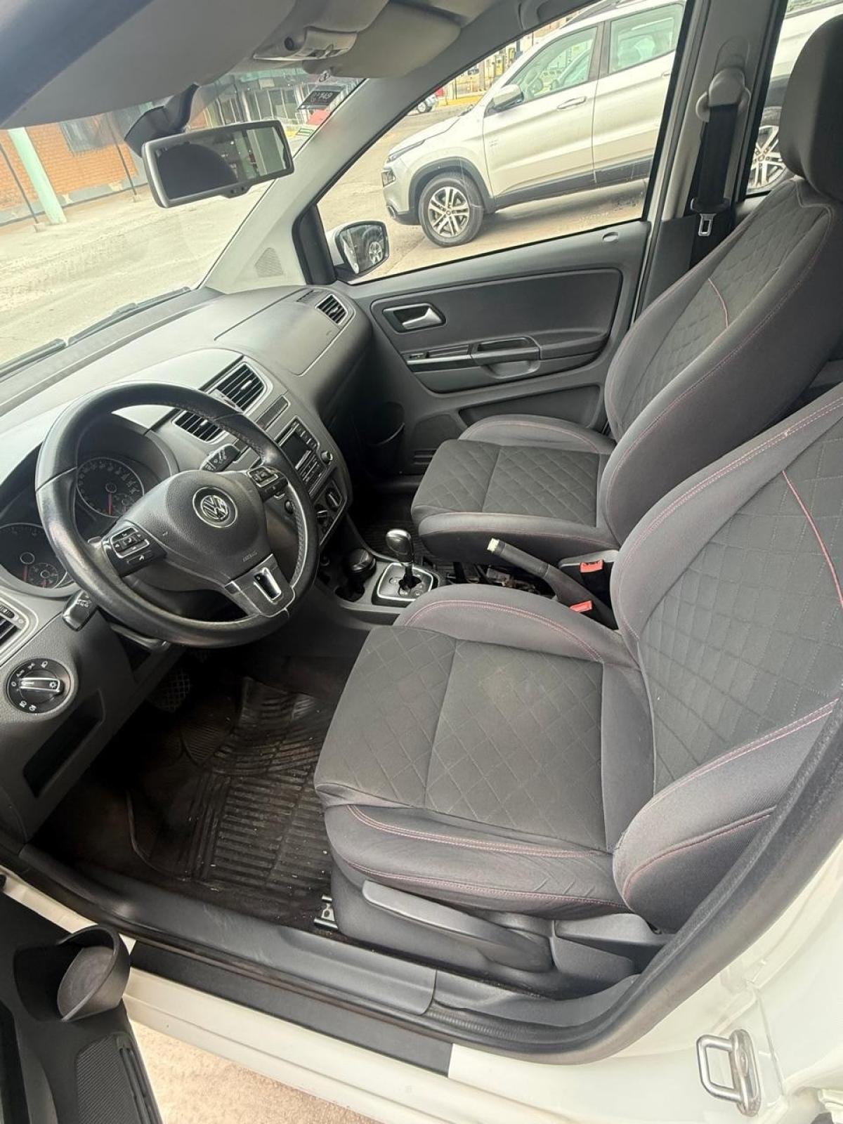 Foto de VOLKSWAGEN SURAN 1.6L 5D I-MOTION 4 2014, color blanco, en San Juan
