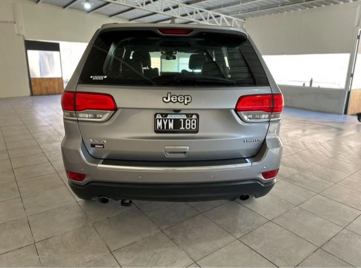 Foto de CHRYSLER / DODGE JEEP GRAND CHEROKEE LIMITED 2013, color plata, en San Juan