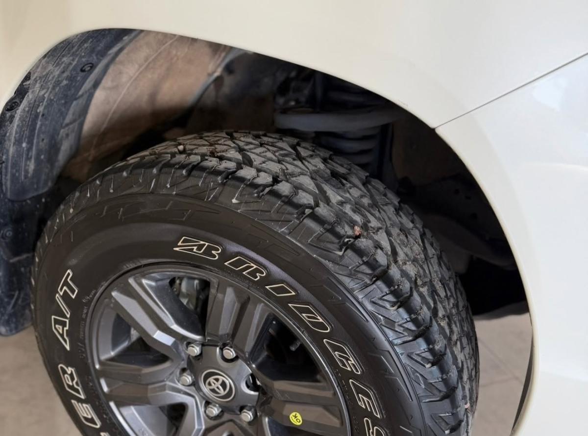Foto de TOYOTA HILUX SRV 4X4 2021, color blanco, en San Juan