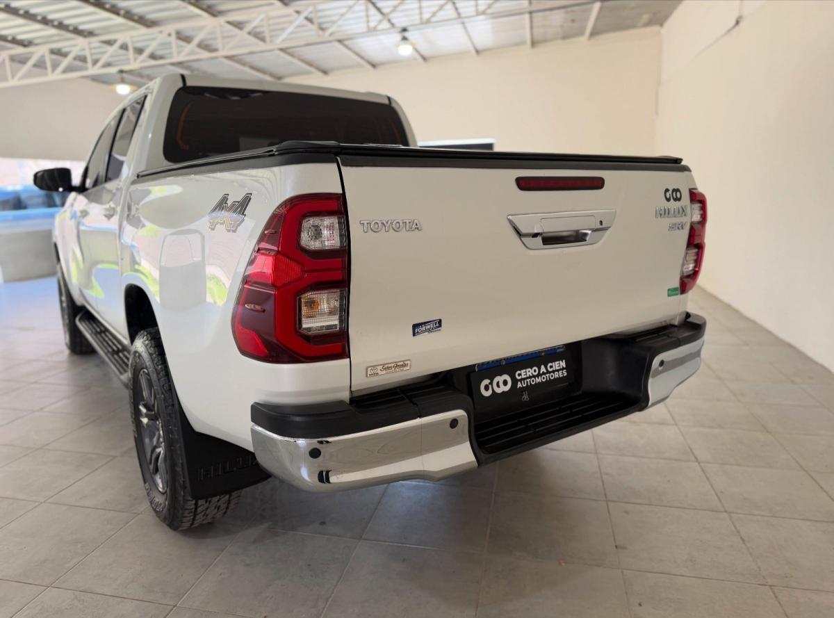 Foto de TOYOTA HILUX SRV 4X4 2021, color blanco, en San Juan
