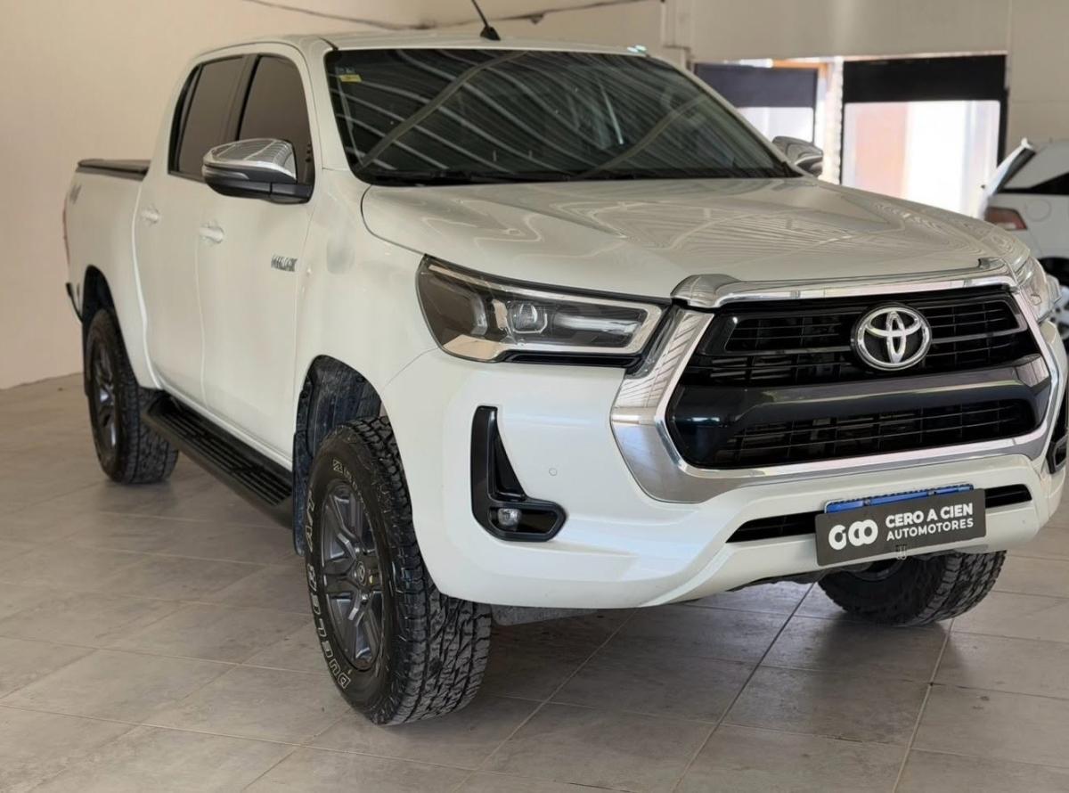 Foto de TOYOTA HILUX SRV 4X4 2021, color blanco, en San Juan