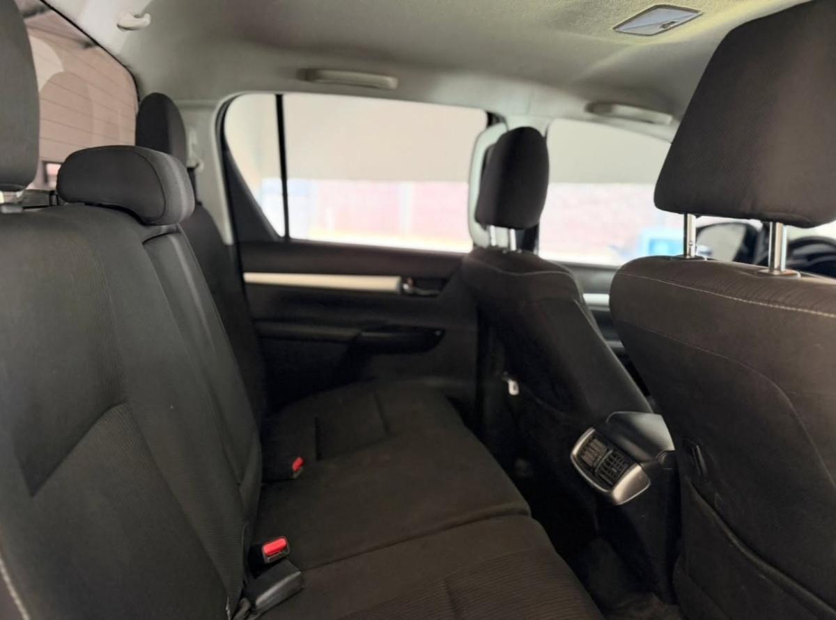 Foto de TOYOTA HILUX SRV 4X4 2021, color blanco, en San Juan