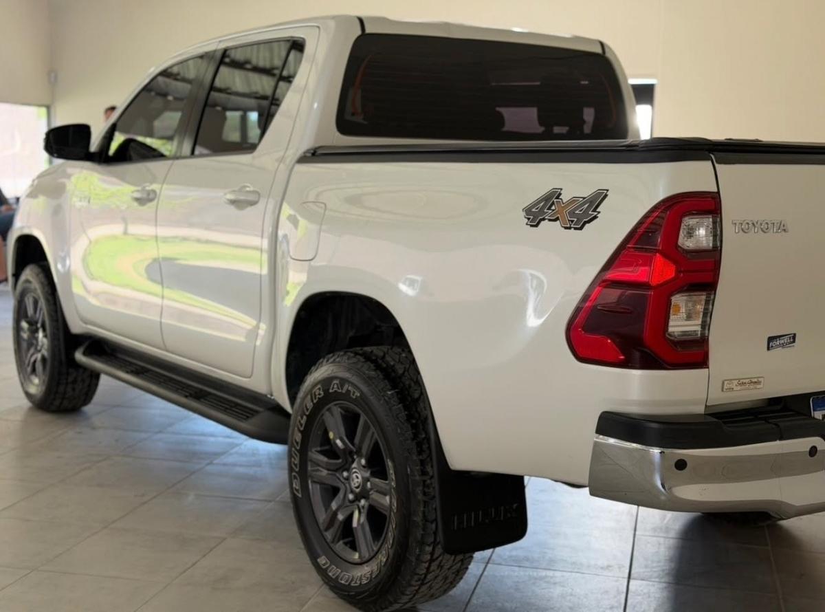 Foto de TOYOTA HILUX SRV 4X4 2021, color blanco, en San Juan