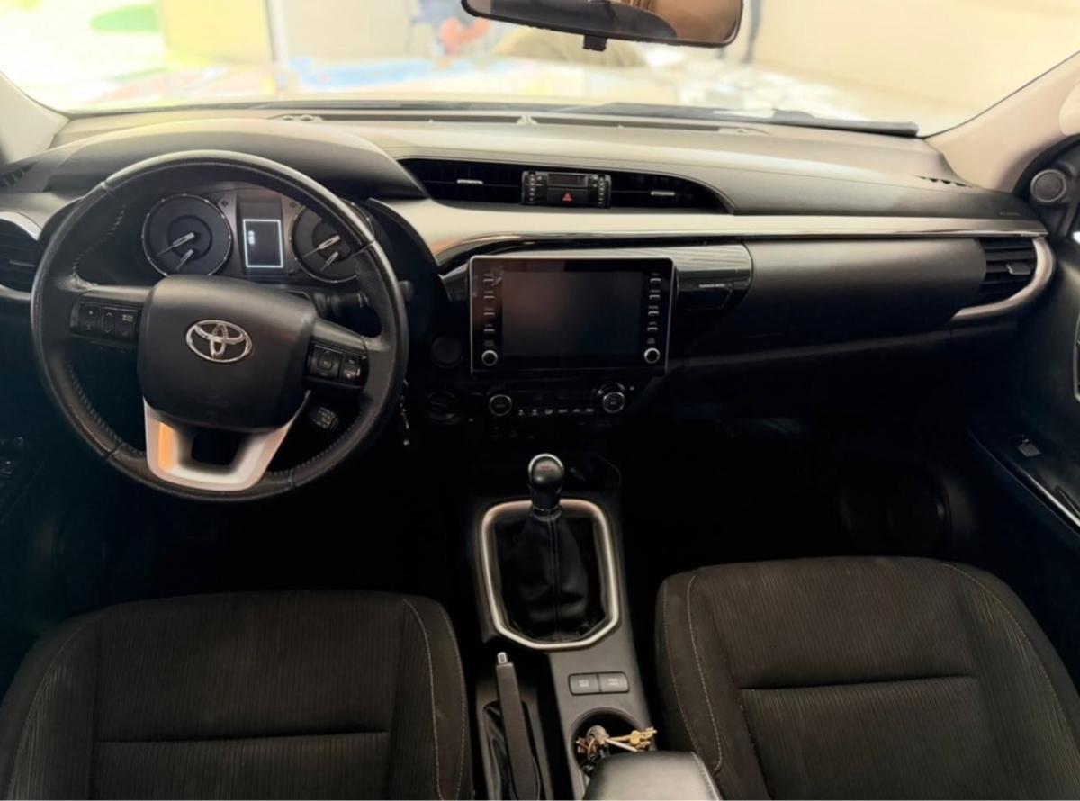 Foto de TOYOTA HILUX SRV 4X4 2021, color blanco, en San Juan