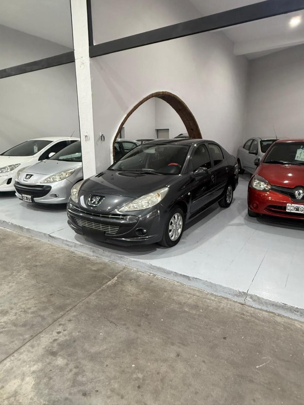 Foto de PEUGEOT 207 COMPACT ALLURE 1.4 N 4PTAS 2013, color gris, en San Juan