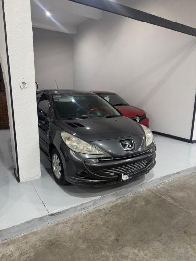 Foto de PEUGEOT 207 COMPACT ALLURE 1.4 N 4PTAS 2013, color gris, en San Juan