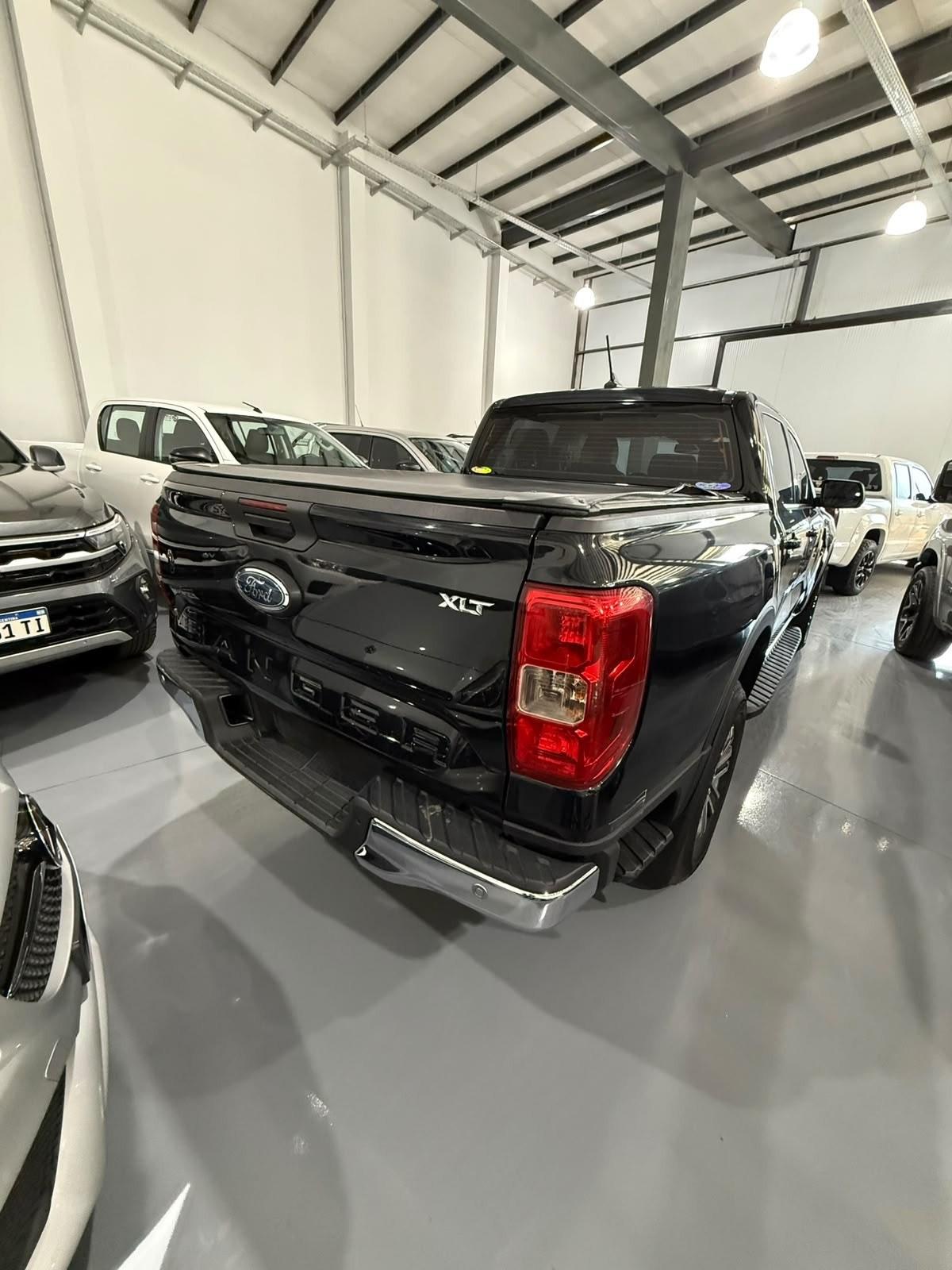 Foto de FORD RANGER DC XLT 2.0L BIT 4X2 10AT 2025, color negro, en San Juan