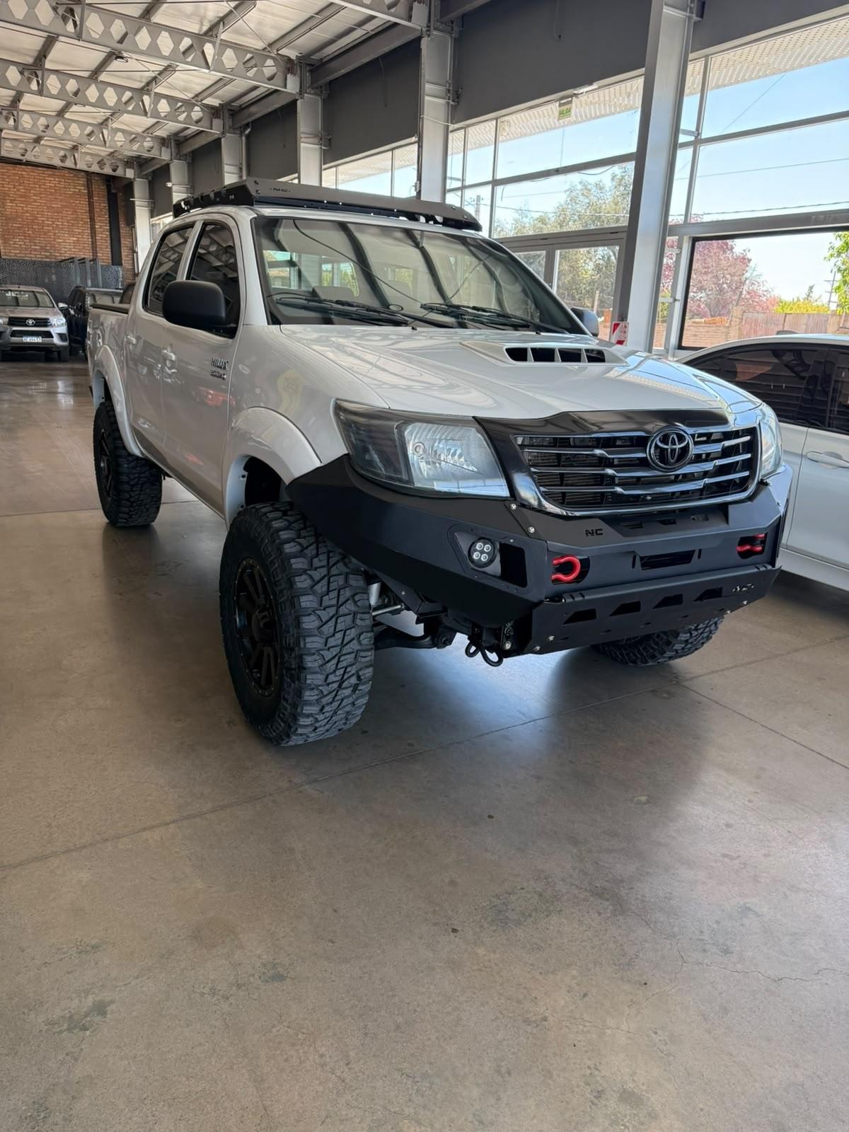 Foto de TOYOTA HILUX 4X4 CD SR 3.0 MT 2012, color blanco, en San Juan