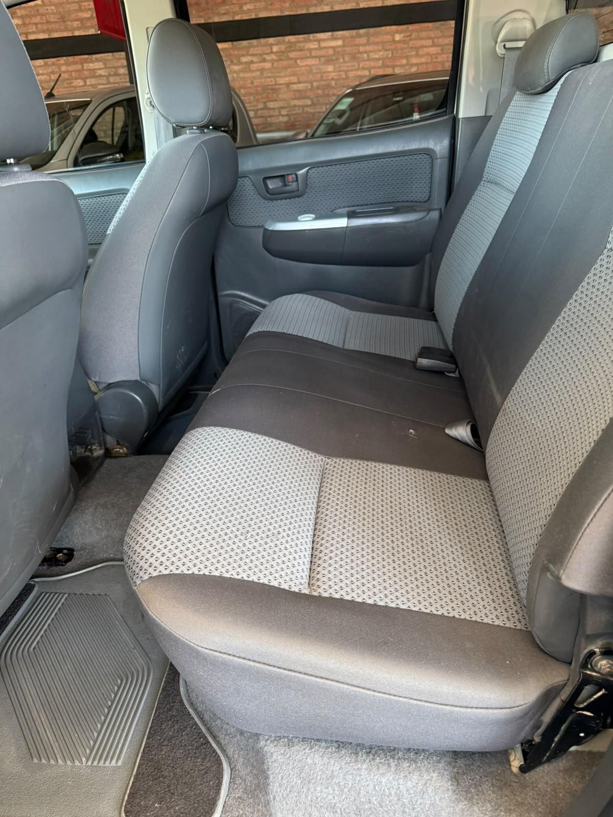Foto de TOYOTA HILUX 4X4 CD SR 3.0 MT 2012, color blanco, en San Juan