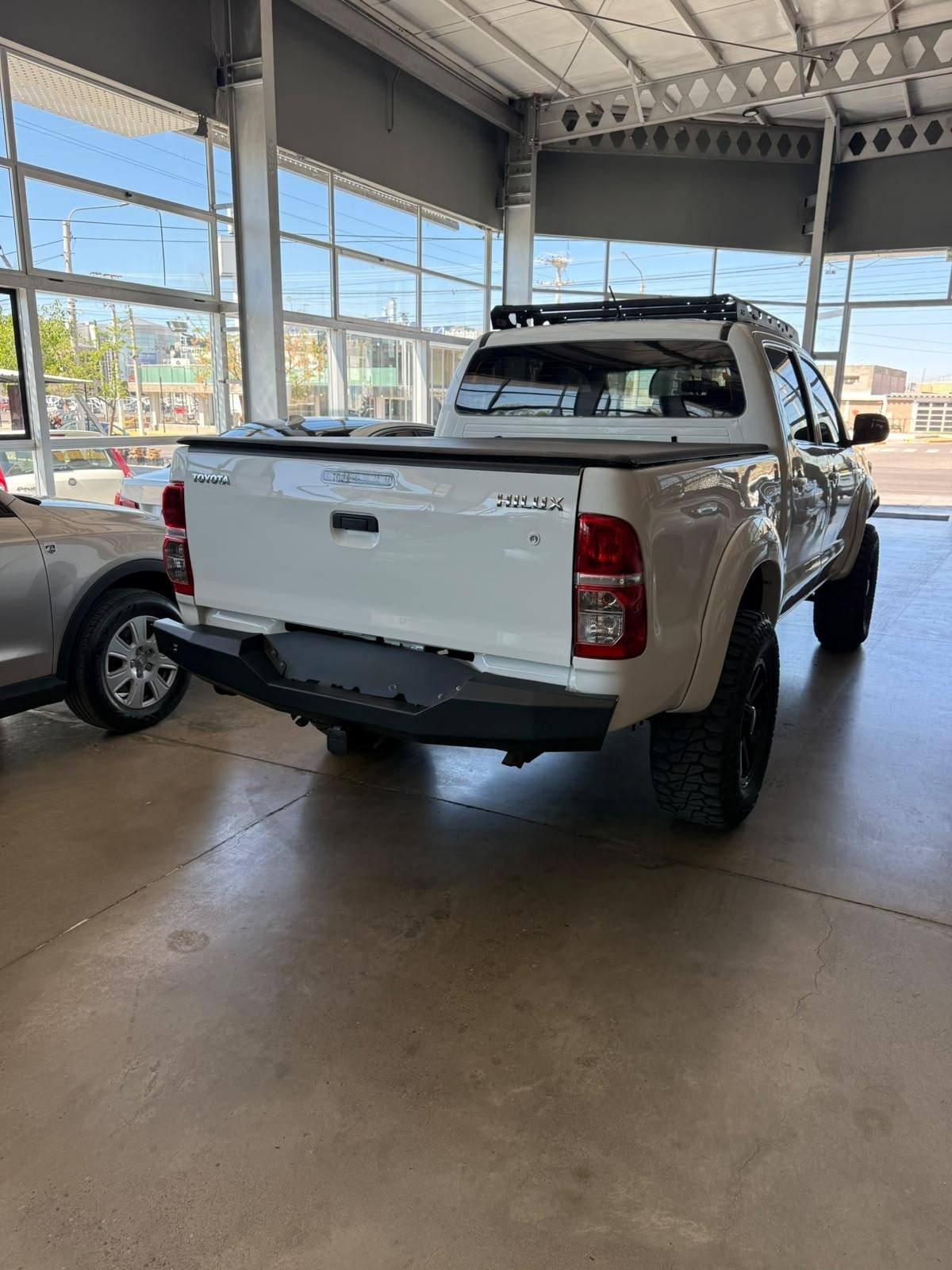 Foto de TOYOTA HILUX 4X4 CD SR 3.0 MT 2012, color blanco, en San Juan