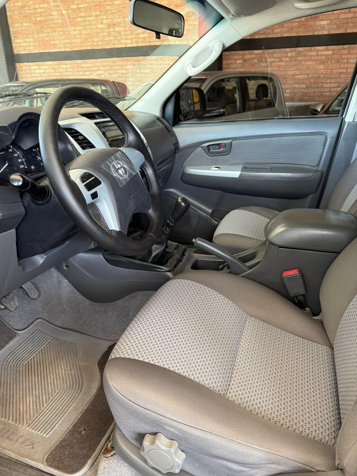 Foto de TOYOTA HILUX 4X4 CD SR 3.0 MT 2012, color blanco, en San Juan