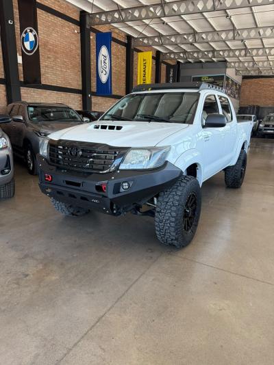 Foto de TOYOTA HILUX 4X4 CD SR 3.0 MT 2012, color blanco, en San Juan