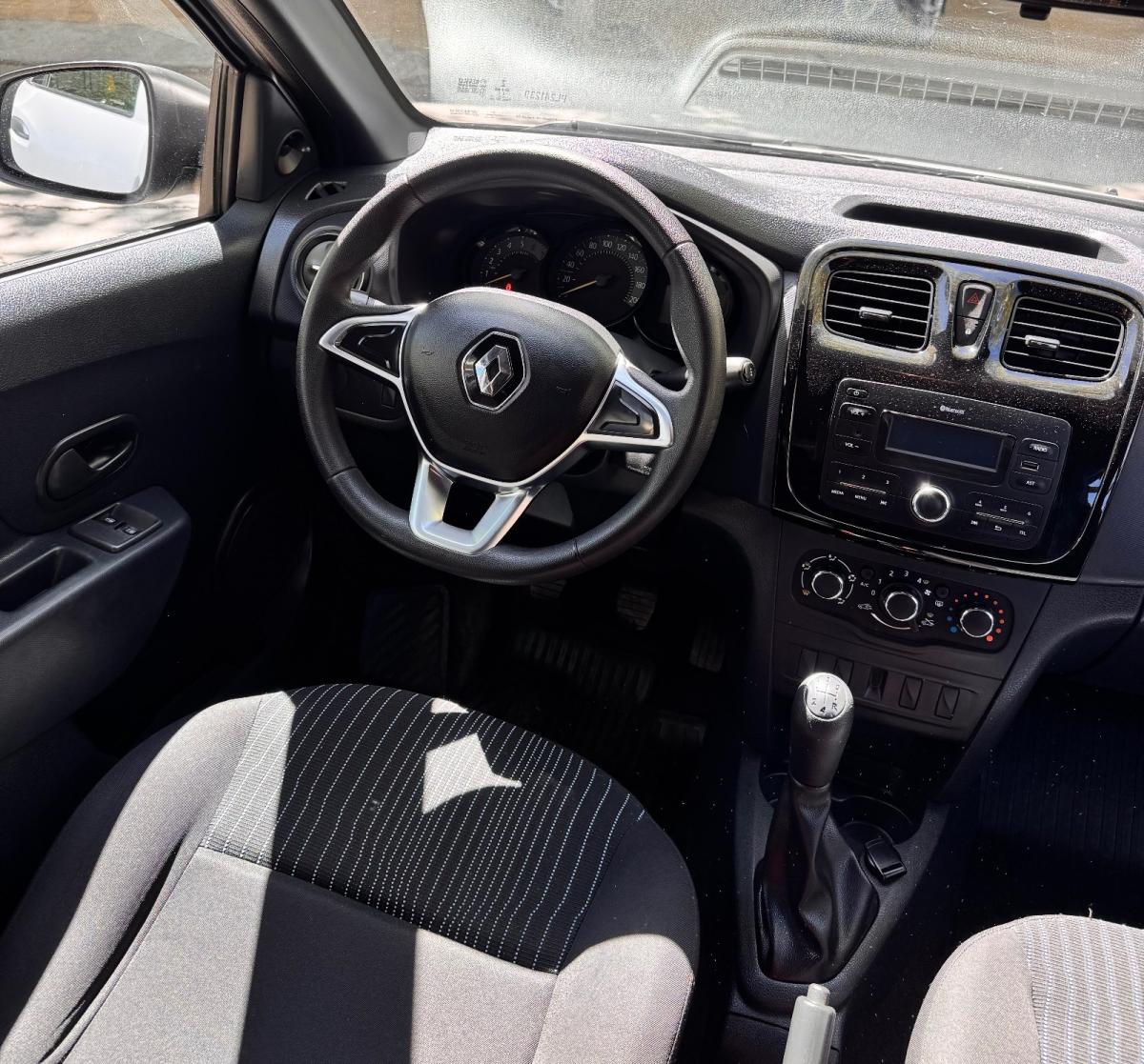 Foto de RENAULT LOGAN Live 1.6 2022, color gris, en San Juan