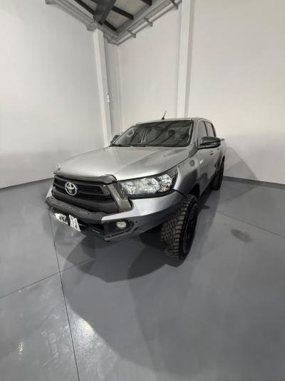 Foto de TOYOTA HILUX 4X4 DC SR 2.8 TDI 6 MT 2024, color plata, en San Juan