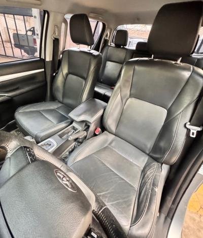Foto de TOYOTA HILUX Srx 4x4 At 2016, color gris, en San Juan