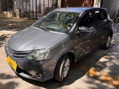 Foto de TOYOTA ETIOS Xls 2015, color gris, en San Juan