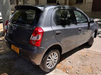 Foto de TOYOTA ETIOS Xls 2015, color gris, en San Juan