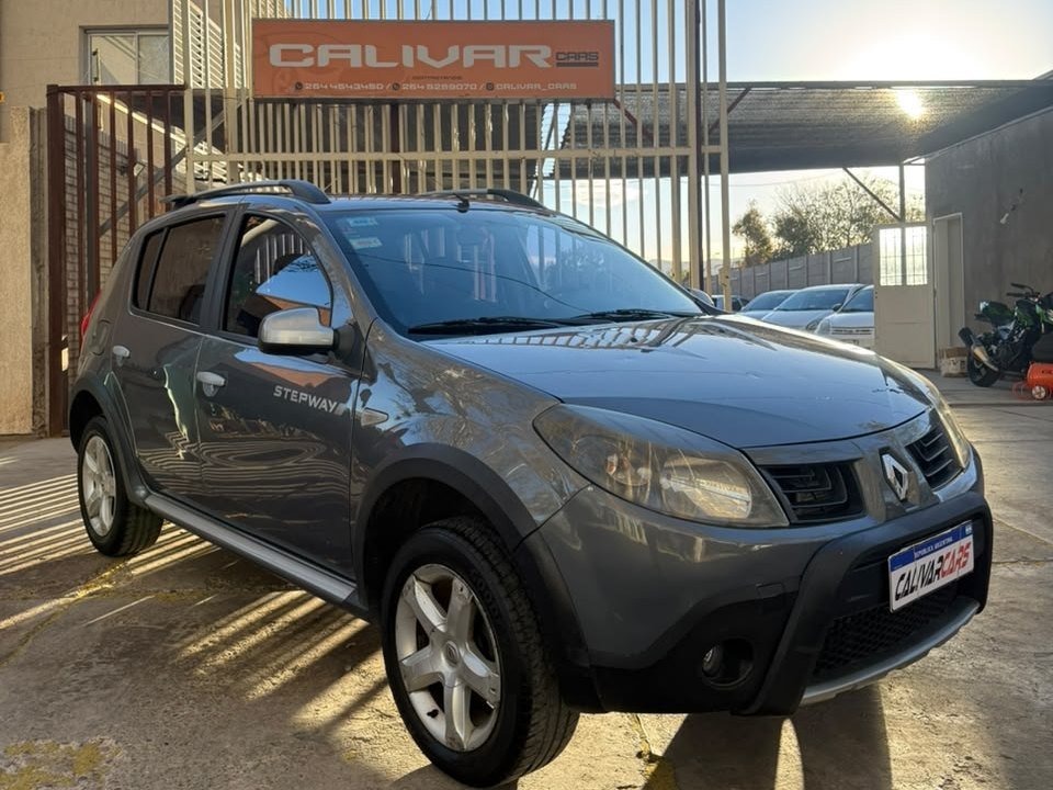 Foto de RENAULT SANDERO Stepway Confort 1.6 2011, color gris, en San Juan