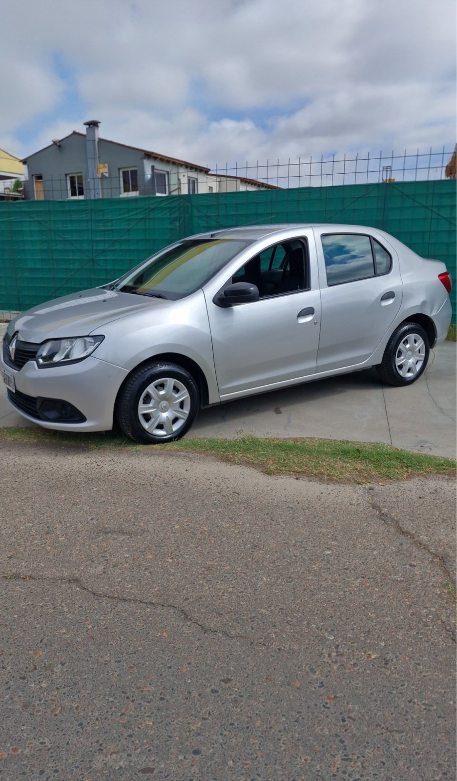 Foto de RENAULT LOGAN 1.6 16v 2015, color gris, en San Juan