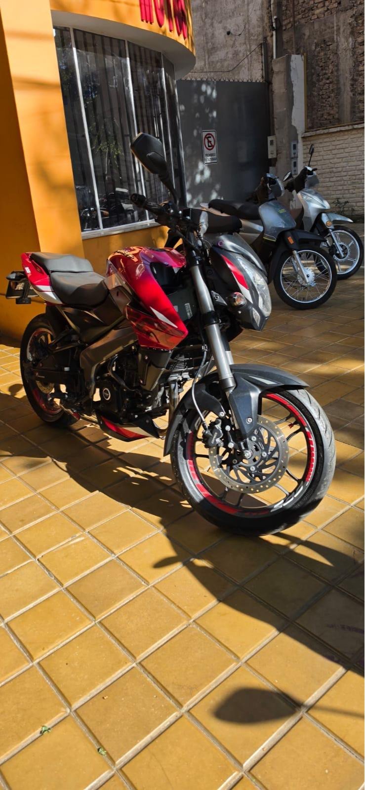 Foto de BAJAJ CALLE NS200 2024, color rojo, en San Juan
