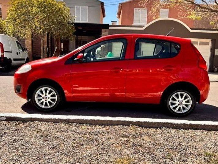 Foto de FIAT PALIO Attractive 1.4 2017, color rojo, en San Juan
