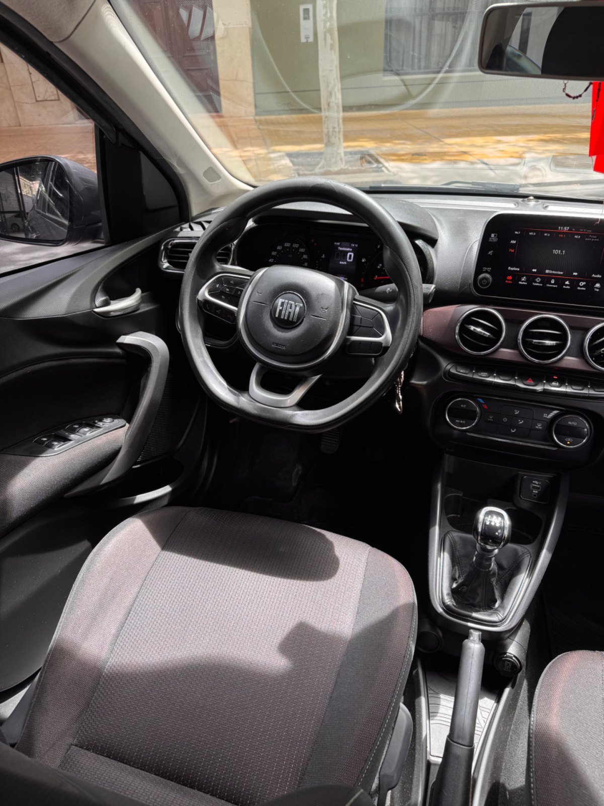 Foto de FIAT CRONOS Precisión 1.8 manual 2022, color gris, en San Juan