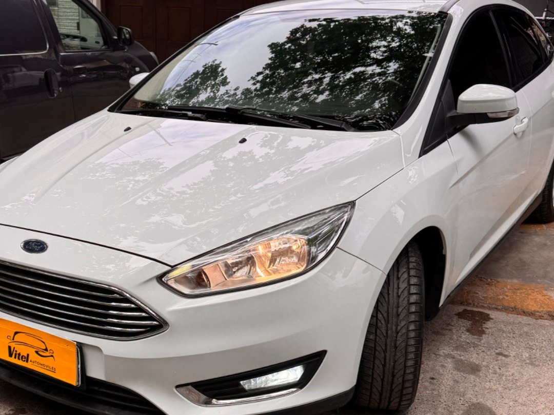 Foto de FORD FOCUS Se 2016, color blanco, en San Juan