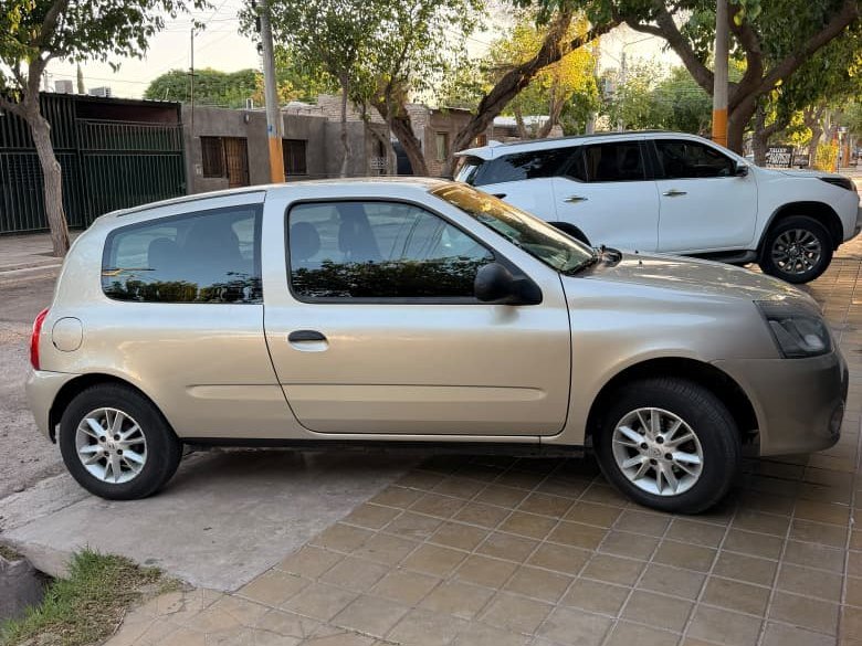 Foto de RENAULT CLIO Mio 2013, color marron, en San Juan