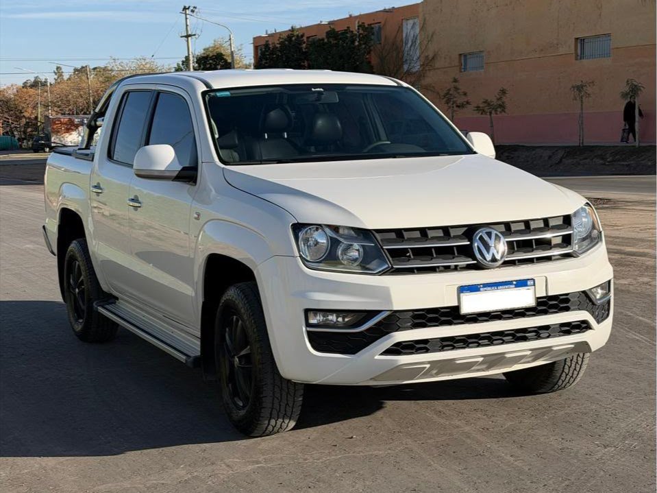 Foto de VOLKSWAGEN AMAROK Trendline 2023, color blanco, en San Juan