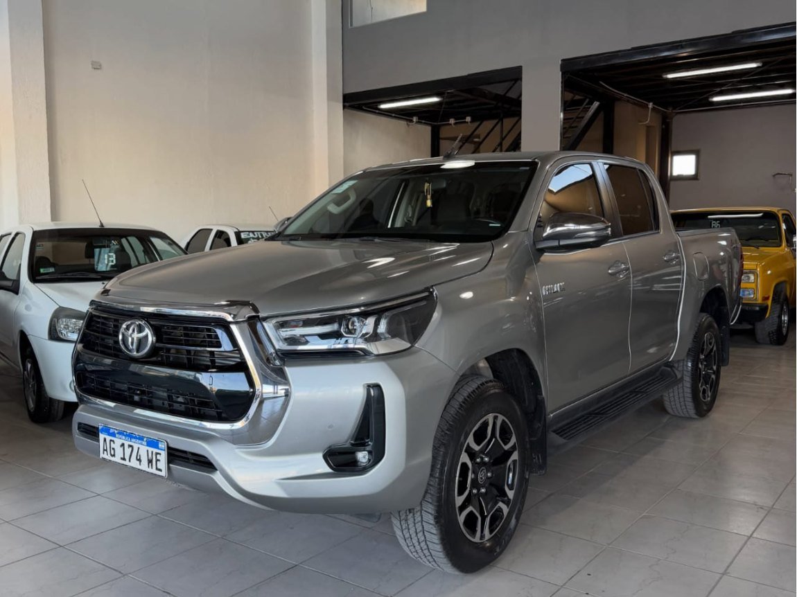 Foto de TOYOTA HILUX 2019, color gris, en San Juan
