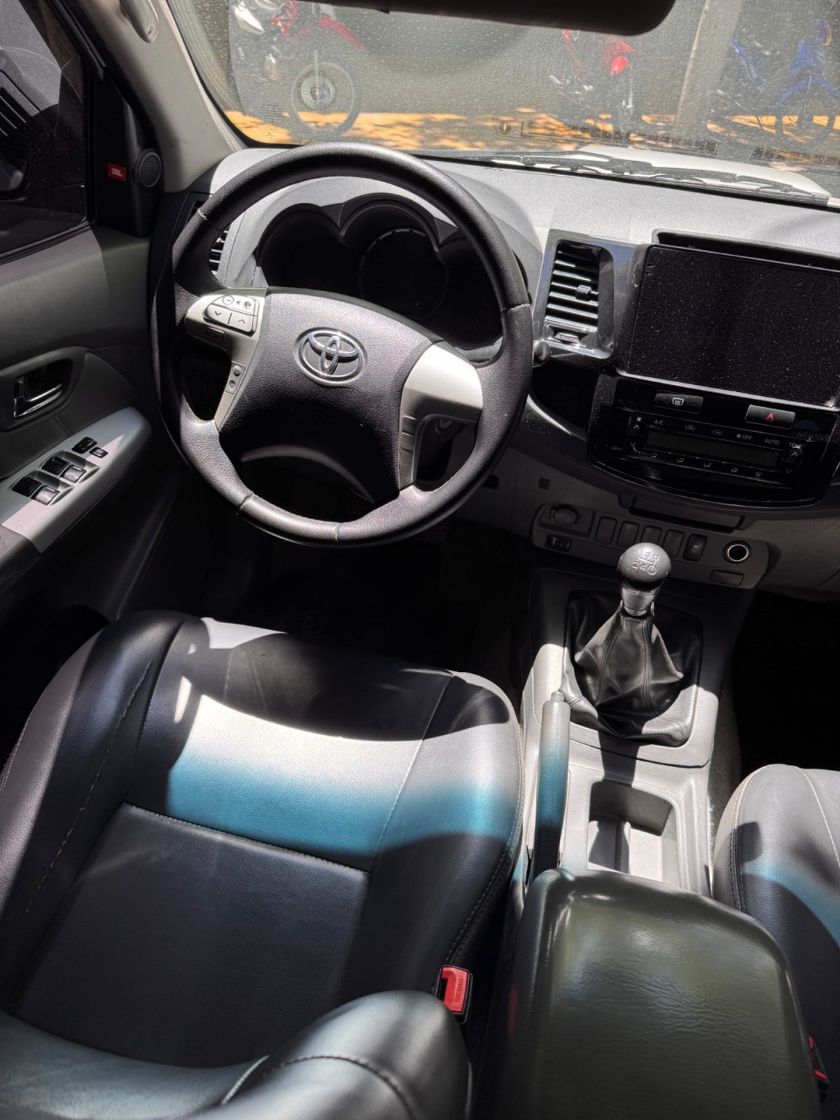 Foto de TOYOTA HILUX Srv 4x2 manual 2012, color gris, en San Juan