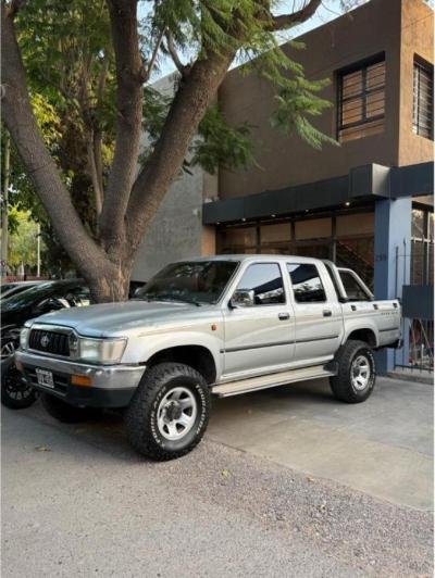 Foto de TOYOTA HILUX Sr 4X4 2001, color sin color especificado, en San Juan