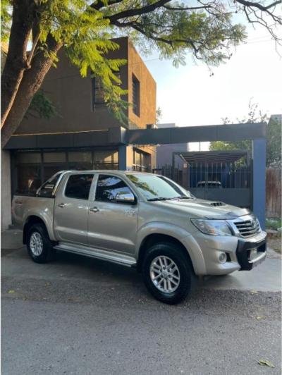 Foto de TOYOTA HILUX HILUX SRV AT 4x4 2012, color sin color especificado, en San Juan
