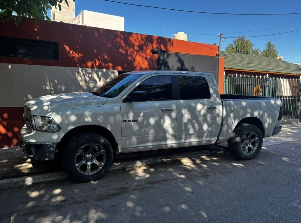 Foto de CHRYSLER / DODGE RAM 5.7 LARAIME 4X4 2014, color blanco, en San Juan
