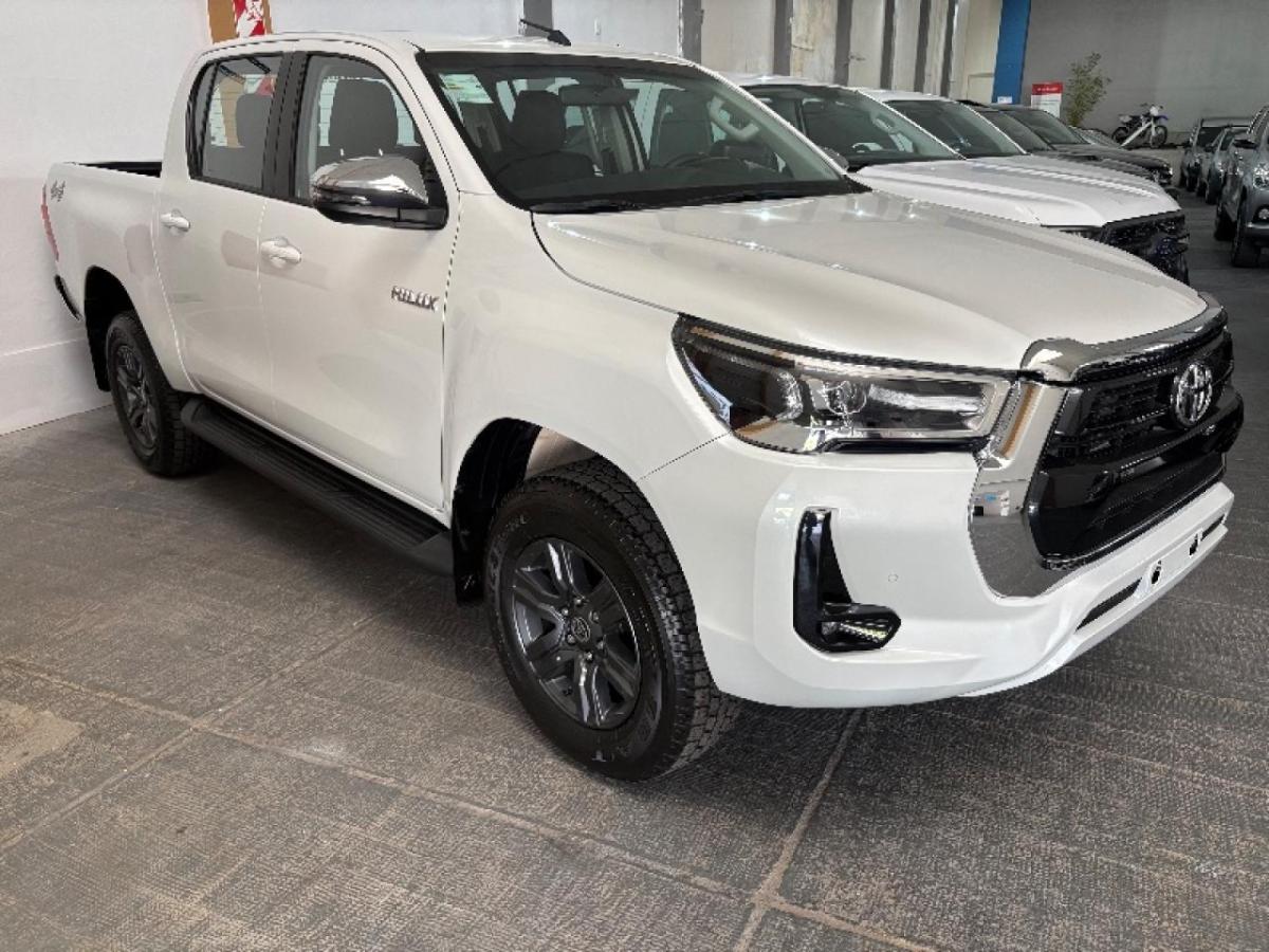 Foto de TOYOTA HILUX Srv 4x4 AT 2026, color sin color especificado, en San Juan